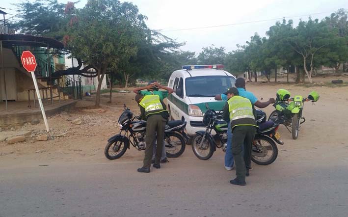 Los conductores de motos siguen violentando la norma de tránsito, siendo reprendidos por los policías.