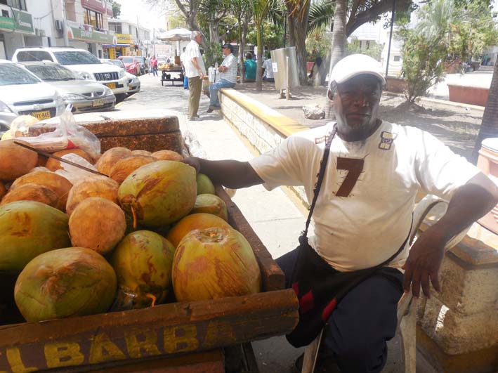 Aquí observamos a Luis Ramón Velázquez Maza, vendiendo sus cocos en la Plaza Padilla de esta ciudad.