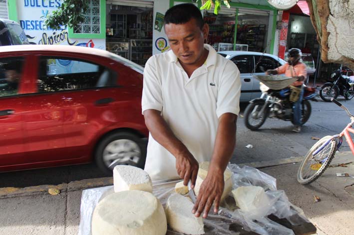 Jorge Riveira, tiene 20 años de vender queso en el sector del Mercado Viejo.
