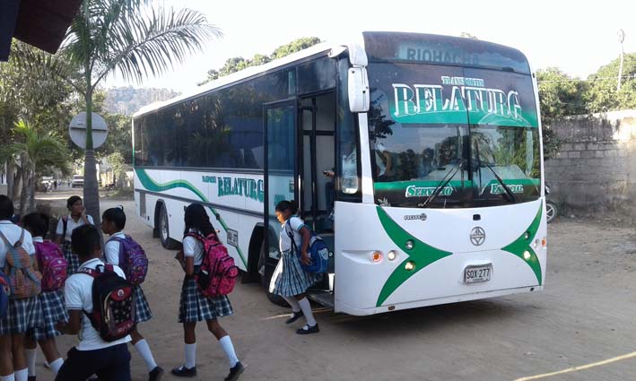 En cómodos y modernos buses, los estudiantes del municipio de Dibulla, son transportados de sus hogares hasta las instituciones educativas.