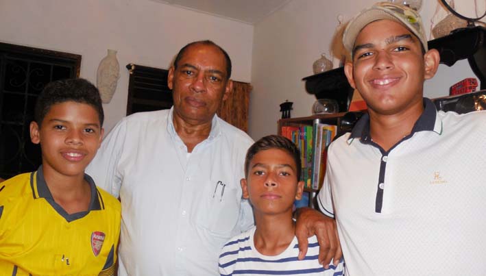 Lácides Moscote, padre de Andrés Camilo, está inmensamente agradecido con estos adolescentes, quienes le salvaron a su hijo de una descarga eléctrica.