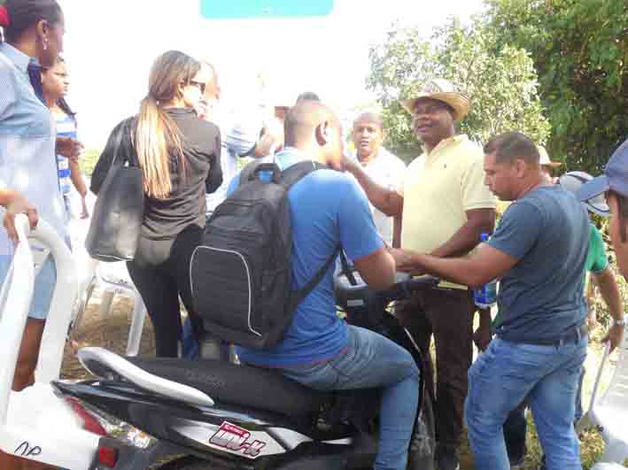Motociclista se molestó porque los profesores no lo dejaron pasar en el marco del bloqueo de la vía Riohacha-Maicao.