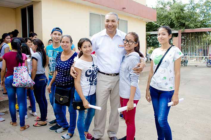 El alcalde de Maicao, José Carlos Molina Becerra, llegó a las instalaciones del Sena a entusiasmar a los jóvenes para que comiencen a estudiar cualquier que le pueda servir en un futuro.