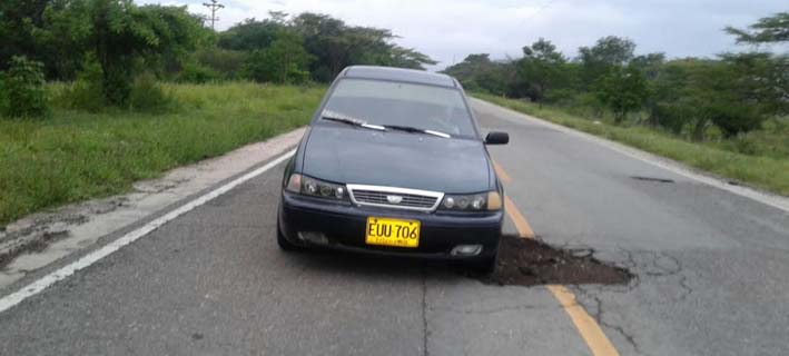 La vía que comunica a los municipios de Fonseca y San Juan del Cesar, se encuentra en pésimas condiciones.
