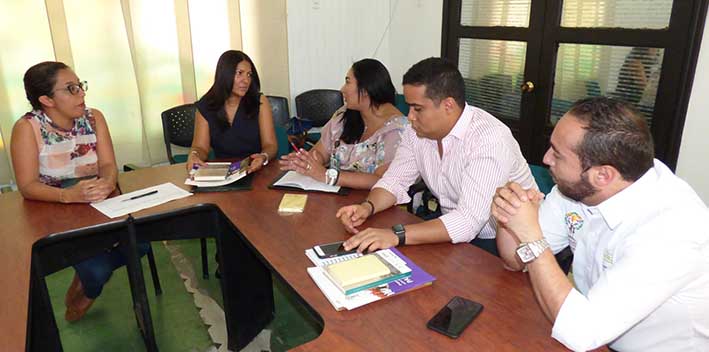 La alcaldesa de Riohacha, Isseth Tatiana Barros Brito, sostuvo una reunión con el Director Territorial de la Unidad de Restitución de Tierras para el Cesar y La Guajira, Jorge Enrique Chávez, en la que se definieron acciones conjuntas de trabajo.