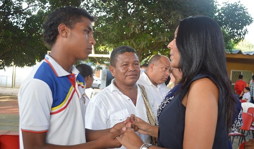 La alcaldesa encargada del Distrito de Riohacha, Isseth Tatiana Barros, se comprometió con los estudiantes, padres de familias y profesores a intervenir el comedor que dejó de funcionar hace dos años.