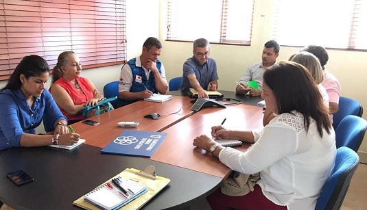 Aspecto de la reunión que sostuvieron los funcionarios del Distrito de Riohacha, con miembros del Hospital y Chevron.