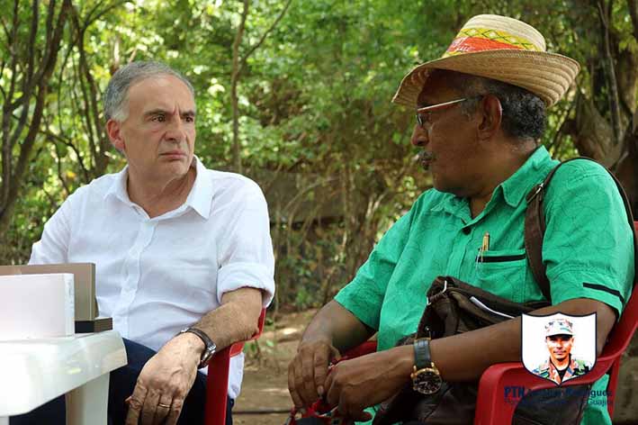 El jefe de la misión de las Naciones Unidas para Colombia, Jean Arnault,  en dialogo con Joaquín Gómez, miembro del Estado Mayor de las Farc.
