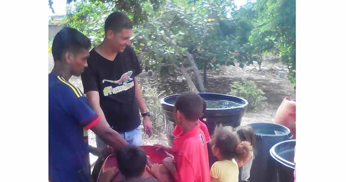 Los habitantes reciben el agua en carros cisterna gracias a la gestión del Corregidor.
