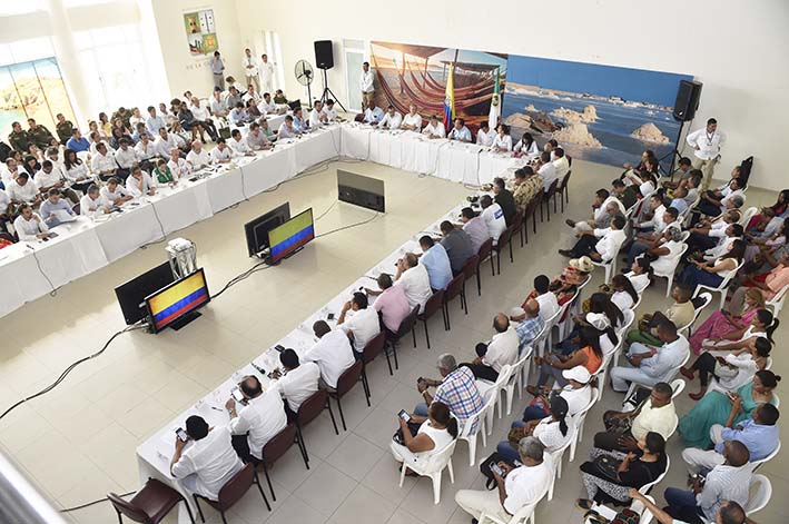 Al conversatorio liderado por el Presidente en Riohacha concurrieron miembros de su gabinete, autoridades civiles y militares de La Guajira, así como  líderes sociales, voceros de los alcaldes y representantes de los comerciantes.