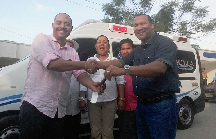 Instantes cuando el alcalde de Dibulla, Bienvenido Mejía Brito le entregaba las llaves de la segunda ambulancia que tiene el hospital Santa Teresa de Jesús de Ávila.