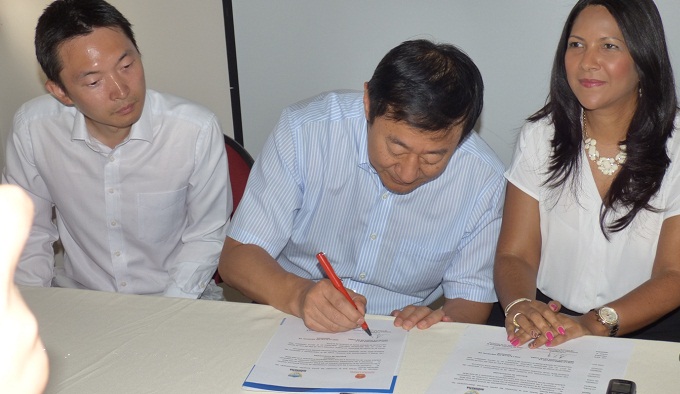 Un memorando de entendimiento firmaron entre la alcaldesa encargada de Riohacha, Isseth Tatiana Barros Brito y embajador de la República de China, Li Nianping.
