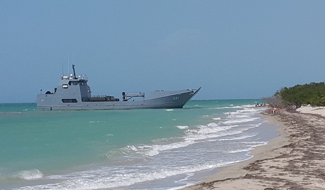 El buque de la armada llevará por mar el vehículo de Cine Colombia que se encargará de proyectar las películas.