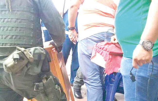 Instantes cuando la Policía Fiscal Aduanera realizaba el operativo en el Mercado de Maicao.