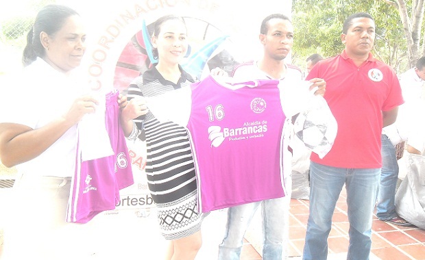 Deportistas de la zona urbana y rural de Barrancas recibieron los implementos deportivos.