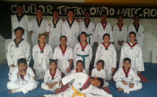 Junto a los integrantes el grupo de taekwondistas, se encuentra Rosa María Ibáñez Martínez.