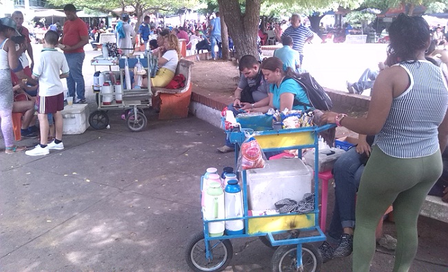 La ventas ambulantes de la población mixta, colombianos y venezolanos tienen comprometido el espacio público y a pesar de los esporádicos operativos, los vendedores vuelven cuando se retiran las autoridades.