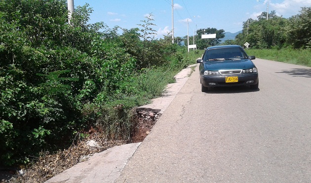 En mal estado con altibajo y hundimiento presenta la vía muy cerca de la Universidad de La Guajira antes de llegar a Villanueva.