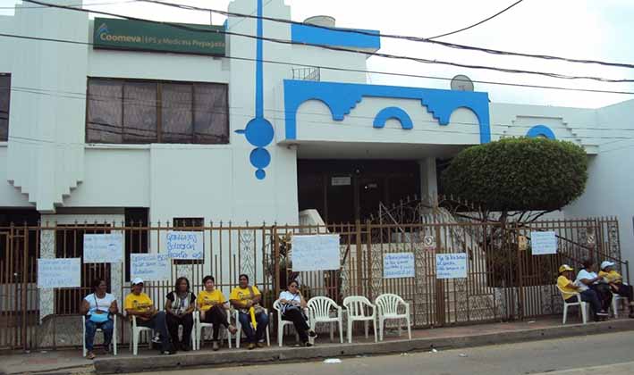 Los empleados de la Liga contra el Cáncer, bloquearon la entrada principal a las oficinas de Coomeva en Maicao.