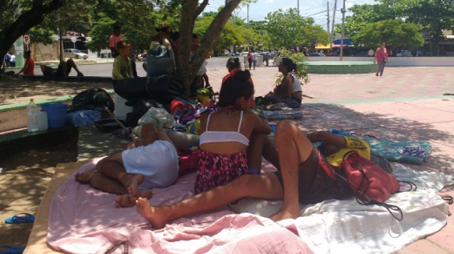 Tiempo para descansar en los medios día, tienen los venezolanos en el parque de la India.