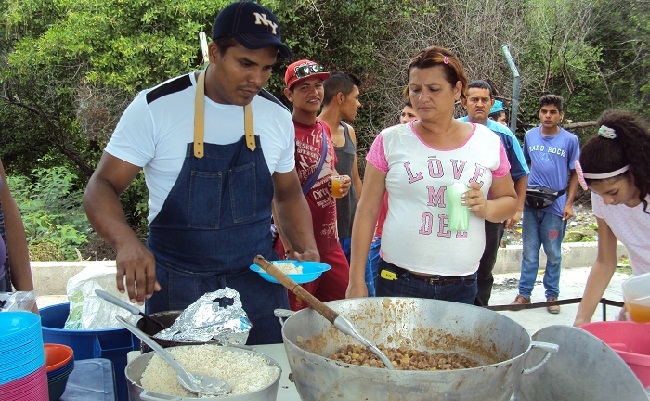 Albeniz José Mena Valbuena, todos los domingos le obsequia el almuerzo a la gente de la calle.