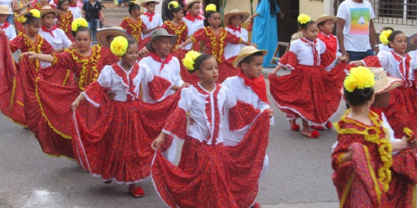 40 comparsas, con hermosos atuendos, hicieron parte del recorrido que resaltó el folclor, la alegría y la cultura de la Villa de Santo Tomás, el departamento de La Guajira y la costa Caribe.