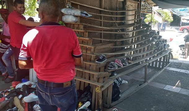Vendedores de calzado, ubicados en el ‘Mercado Viejo’, se quejan por operativos de la Dian.