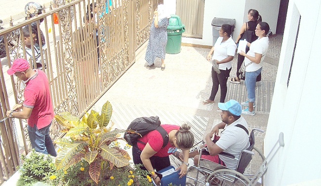 Familiares del  paciente Javier Teherán Mendoza decidieron bloquear la entrada a las oficinas de la Cooperativa de Médicos del Valle Coomeva en Maicao, porque no solucionan la necesidad de su allegado.