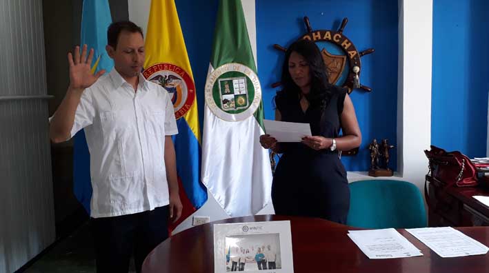 La toma de juramento ante la Alcaldesa encargada del Distrito, como ciudadano colombiano por adopción de Carlos Augusto Granados.