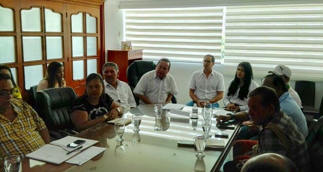 La reunión entre Sandra Plata, directora territorial de la Esap y el gobernador encargado de La Guajira Weildler Guerra Cúrvelo, otros funcionarios y asesores de despacho e invitados especiales.