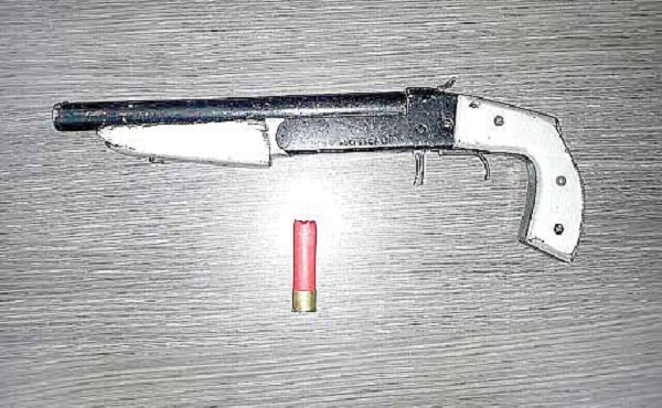 La escopeta calibre 16 con 01 vainilla, avaluada en la suma de un millón 400 mil pesos, decomisada a un menor de edad.