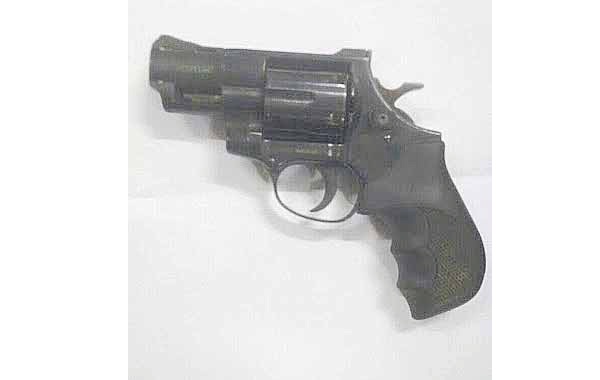 El revolver, calibre 38 milímetros, avaluado en la suma de 3 millones pesos, decomisado al adulto.
