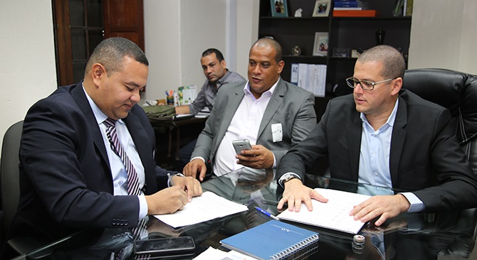 Viceministro (e) de Agua y Saneamiento Básico, Raúl Lacouture, junto a los alcaldes de los municipios del sur de La Guajira. 