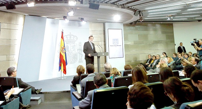 El presidente del Gobierno, Mariano Rajoy, durante la rueda de prensa ofrecida la tarde de ayer en el Palacio de la Moncloa tras la declaración unilateral de independencia en el Parlament de Cataluña. EFE/ Juanjo Martín.