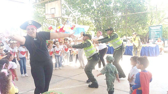 La Policía Nacional acantonada en el municipio de San Juan realizaron unas actividades para visibilizar el peligro que corren los niños sí los dejan salir solo este 31 de octubre.