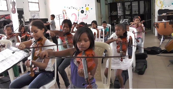 Niños de la etnia Wayúu, integran la orquesta sinfónica de Riohacha, denominada Fundartes.