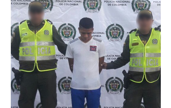 El joven detenido con el arma de fuego fue mostrado por las autoridades policivas.