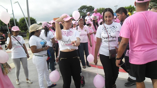 Con una actividad atlética recorrieron 4 kilómetro por las principales de Barrancas, como propósito de motivar al ejercicio, pero además a las mujeres a realizarse el examen de seno.