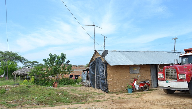 La comunidad de ‘La Guajirita’, poblado por más 30 familias no cuentan con servicios públicos e incluso deben realizar sus necesidades fisiológicas a cielo abierto.