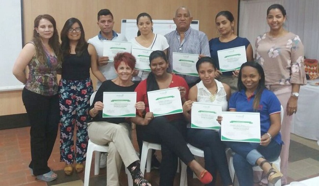 Algunos de los profesionales de la comunicación asistieron al taller que dictó en Riohacha, Profamilia.