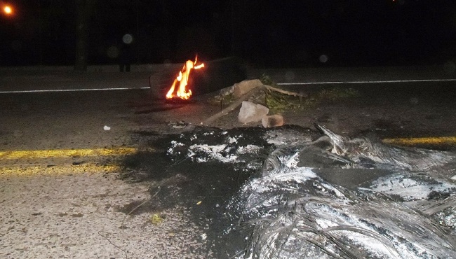 Los pobladores de algunos barrios de Barrancas, bloquearon la vía por falta de energía.