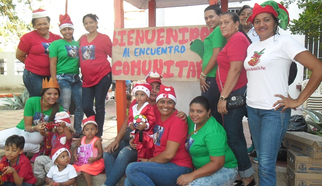 Niños y niñas felices en la tarde de recreación que realizó en Barrancas la Asociación de Mujeres de La Guajira.