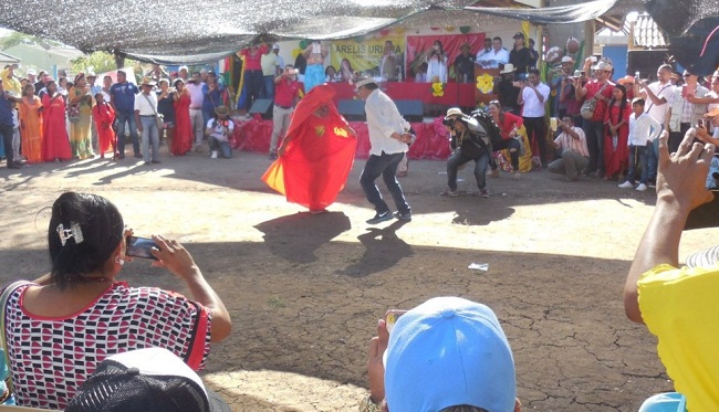 El aspirante presidencial Gustavo Petro Urrego bailó la Yonna, música de los indígenas de la etnia Wayúu, quienes estaban felices por su presencia, al igual que la multitud procedente de otros lugares de La Guajira y la Región Caribe.