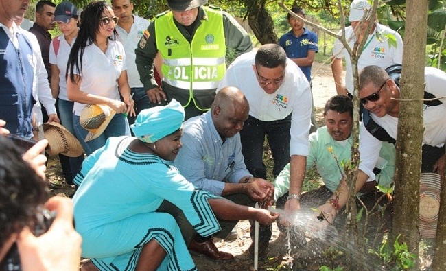 Instantes cuando el ministro de Ambiente y Desarrollo Sostenible, Luis Guillermo Murillo, junto a líderes de la comunidad de Los Moreneros, abre la llave y sale agua potable, en uno de los 9 sistemas de abastecimiento de agua potable.