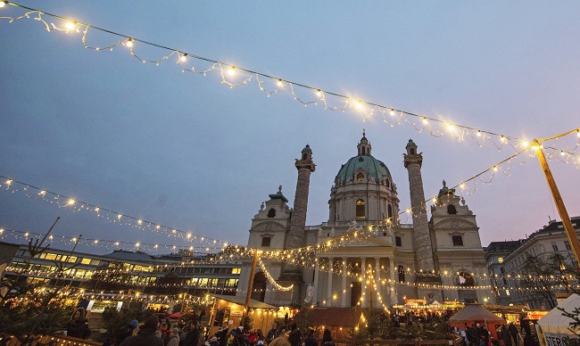 Vista de la decoración y el mercadillo navideño en la Plaza Carlos (Karlsplatz) de Viena, Austria. EFE/Christian Bruna.