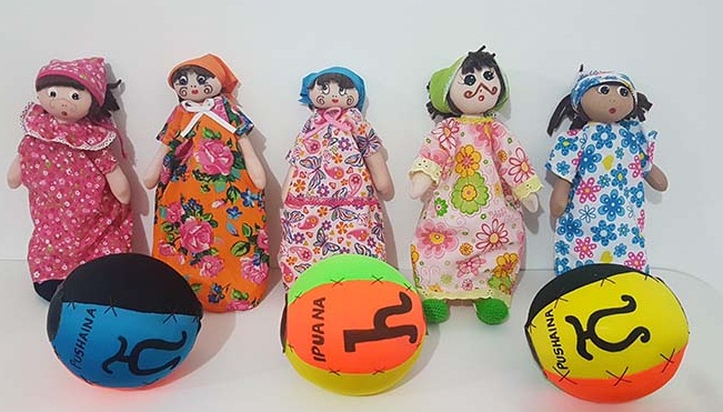 Artesanos de la etnia Wayúu realizaron unos juguetes que fueron a parar a las manos de niños de la misma etnia.} Muñequitas y bola de trapo, eran los juguetes que más gustaron en este regalo que hizo la empresa Chevron-Ecopetrol.