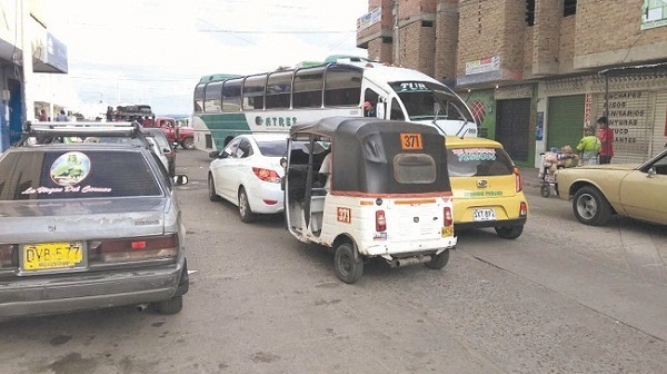 Los vehículos generan trancones en Maicao.