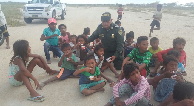 Los niños wayúu disfrutando de los alimentos que también se repartieron durante la jornada.