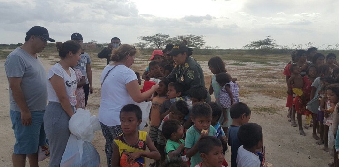 Agentes de la Policía repartieron los regalos a los niños.