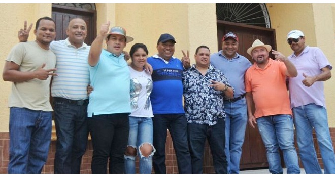 El candidato Fernando Gómez junto con sus cercanos en el momento en que oficializó su candidatura al Senado.